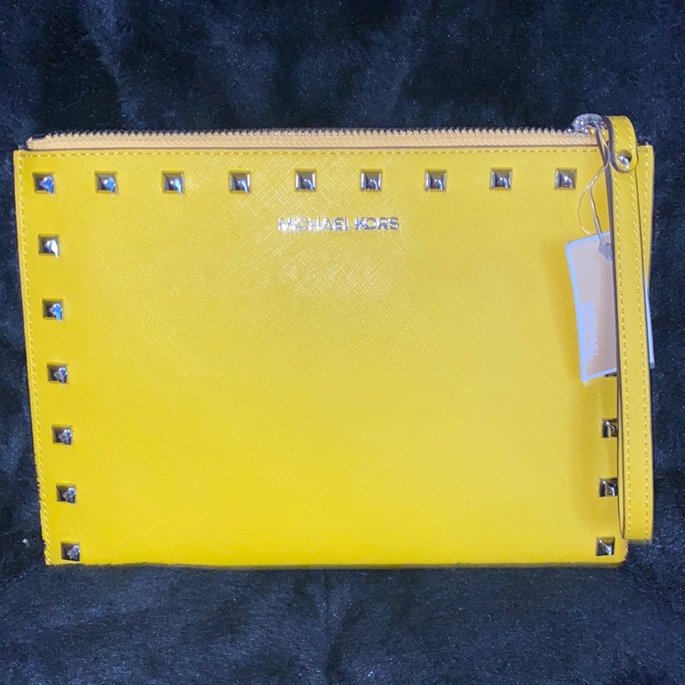BRAND NEW MICHAEL KORS JETSET TRAVEL XL CLUTCH WRISTLET SIGNATURE W SILVER STUDS